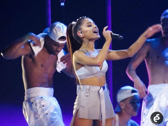 Ariana Grande Sining On Stage